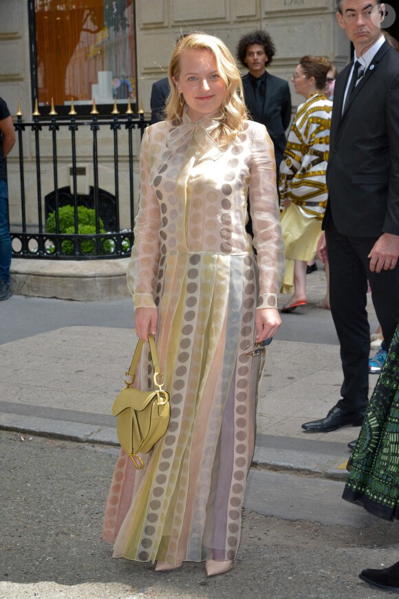 L'actrice Elisabeth Moss arrive à l'atelier de Christian Dior, au 30, Avenue Montaigne, pour assister au défilé Christian Dior, collection Haute Couture automne-hiver 2019-2020. Paris, le 1er juillet 2019.