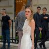 Camille Rowe arrive à l'atelier de Christian Dior, au 30, Avenue Montaigne, pour assister au défilé Christian Dior, collection Haute Couture automne-hiver 2019-2020. Paris, le 1er juillet 2019.