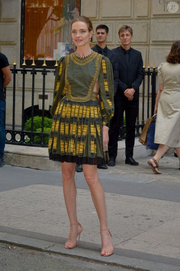 Natalia Vodianova arrive à l'atelier de Christian Dior, au 30, Avenue Montaigne, pour assister au défilé Christian Dior, collection Haute Couture automne-hiver 2019-2020. Paris, le 1er juillet 2019.