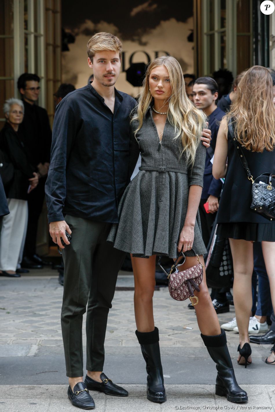 Romee Strijd et son compagnon Laurens van Leeuwen arrivent à l'atelier