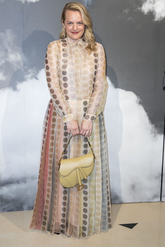 Elisabeth Moss assistent au défilé de mode Haute-Couture automne-hiver 2019/2020 "Christian Dior" à Paris. Le 1er juillet 2019.