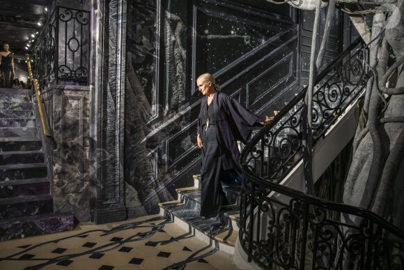 La directrice artistique de Dior, Maria Grazia Chiuri, à l'issue du défilé de mode Haute-Couture automne-hiver 2019/2020 "Christian Dior" à Paris. Le 1er juillet 2019.
