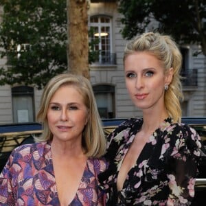 Nicky Hilton Rotschild et sa mère Kathy Hilton arrivent à la soirée de lancement du parfum "7 lovers" de Carine Roitfeld à l'hôtel Peninsula de Paris, France, le 1er juillet 2019. © Veeren-Clovis/Bestimage