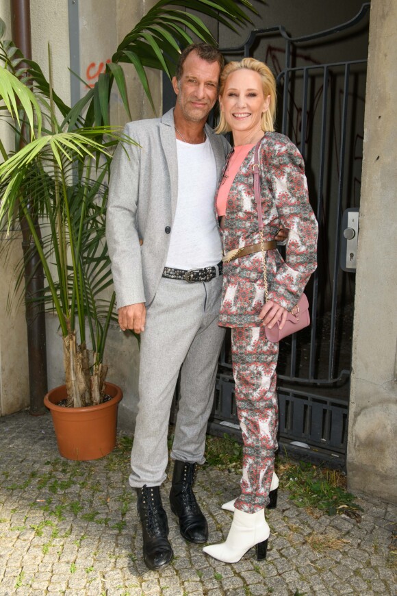 Anne Heche et son compagnon Thomas Jane au "Grazia Jungle Cocktail" lors de la Mercedes Benz Fashion Week de Berlin, le 3 juillet 2019.