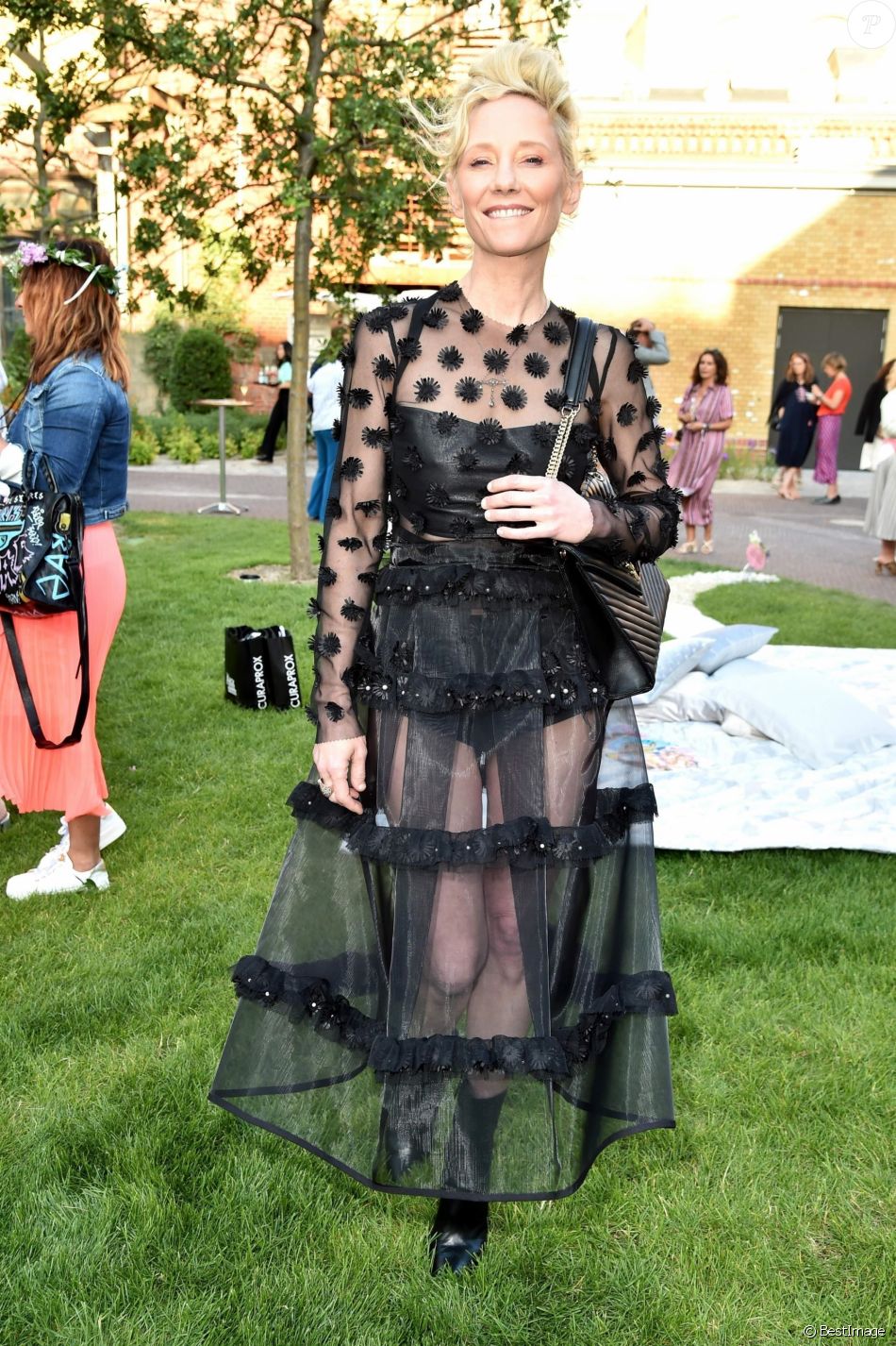 Anne Heche assiste aux défilés de la fashion week à Berlin, le 2 juillet 2019.