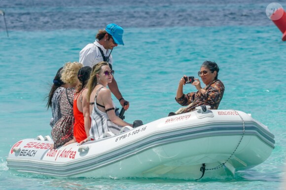 Melanie Griffith quitte son yacht à Formentera pour une balade sur la terre ferme le 4 juillet 2019.