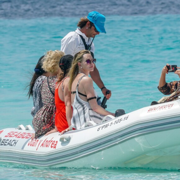 Melanie Griffith quitte son yacht à Formentera pour une balade sur la terre ferme le 4 juillet 2019.