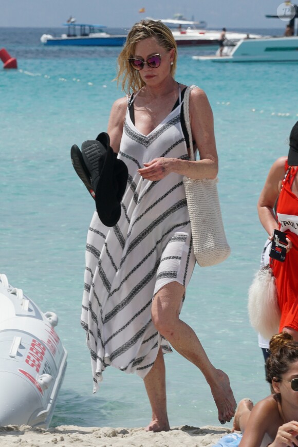 Melanie Griffith quitte son yacht à Formentera pour une balade sur la terre ferme le 4 juillet 2019.