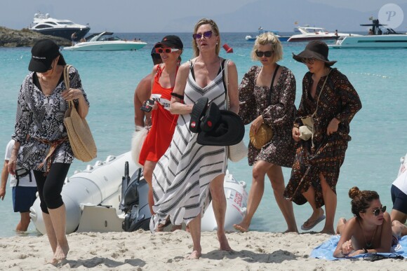 Melanie Griffith quitte son yacht à Formentera pour une balade sur la terre ferme le 4 juillet 2019.