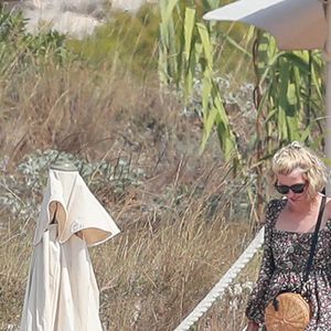 Melanie Griffith quitte son yacht à Formentera pour une balade sur la terre ferme le 4 juillet 2019.