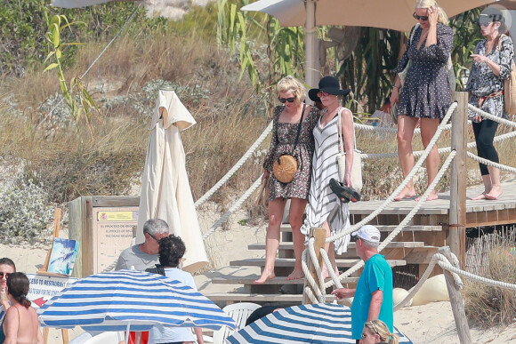 Melanie Griffith quitte son yacht à Formentera pour une balade sur la terre ferme le 4 juillet 2019.