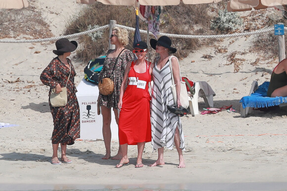 Melanie Griffith quitte son yacht à Formentera pour une balade sur la terre ferme le 4 juillet 2019.