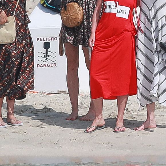 Melanie Griffith quitte son yacht à Formentera pour une balade sur la terre ferme le 4 juillet 2019.