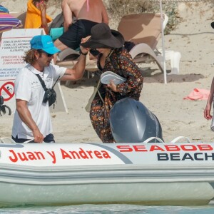 Melanie Griffith quitte son yacht à Formentera pour une balade sur la terre ferme le 4 juillet 2019.