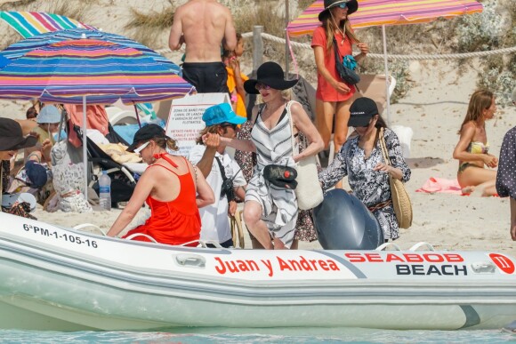 Melanie Griffith quitte son yacht à Formentera pour une balade sur la terre ferme le 4 juillet 2019.