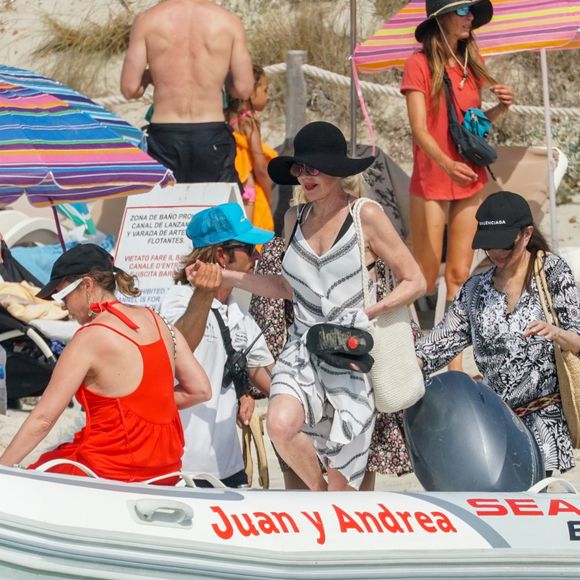 Melanie Griffith quitte son yacht à Formentera pour une balade sur la terre ferme le 4 juillet 2019.
