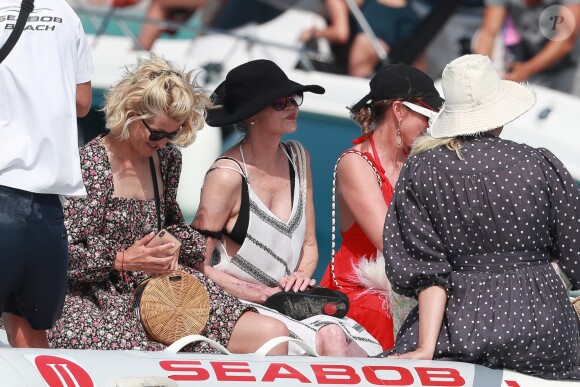 Melanie Griffith quitte son yacht à Formentera pour une balade sur la terre ferme le 4 juillet 2019.