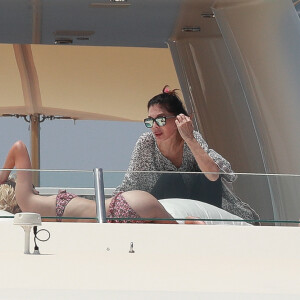 Exclusif - Melanie Griffith en bikini noir sur un yacht lors de ses vacances à Ibiza le 4 juillet 2019.  Exclusive - For Germany please call for price Actress Melanie Griffith during holidays in Ibiza on Thursday 04 July 2019.04/07/2019 - Ibiza