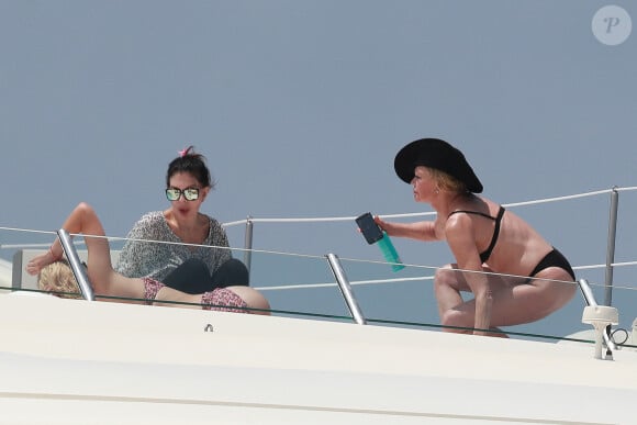 Exclusif - Melanie Griffith en bikini noir sur un yacht lors de ses vacances à Ibiza le 4 juillet 2019.  Exclusive - For Germany please call for price Actress Melanie Griffith during holidays in Ibiza on Thursday 04 July 2019.04/07/2019 - Ibiza