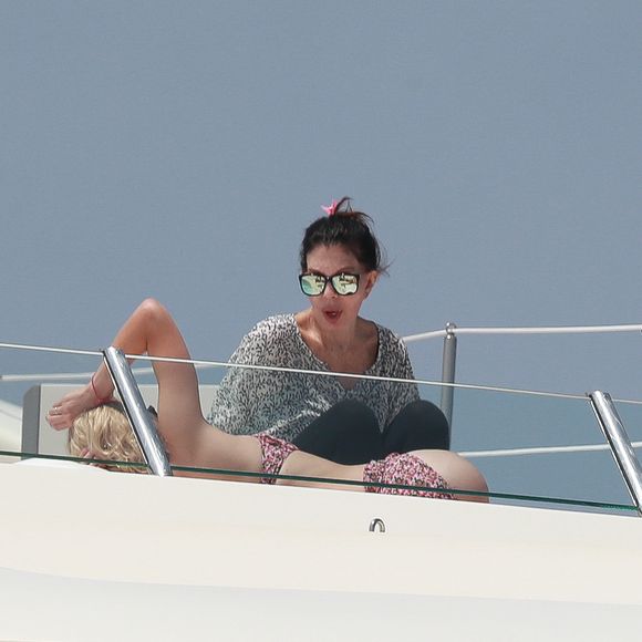 Exclusif - Melanie Griffith en bikini noir sur un yacht lors de ses vacances à Ibiza le 4 juillet 2019.  Exclusive - For Germany please call for price Actress Melanie Griffith during holidays in Ibiza on Thursday 04 July 2019.04/07/2019 - Ibiza