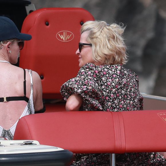 Melanie Griffith quitte son yacht à Formentera pour une balade sur la terre ferme le 4 juillet 2019.