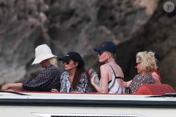 Melanie Griffith quitte son yacht à Formentera pour une balade sur la terre ferme le 4 juillet 2019.