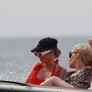 Melanie Griffith quitte son yacht à Formentera pour une balade sur la terre ferme le 4 juillet 2019.