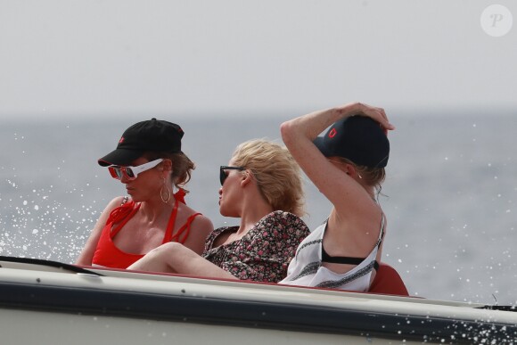 Melanie Griffith quitte son yacht à Formentera pour une balade sur la terre ferme le 4 juillet 2019.