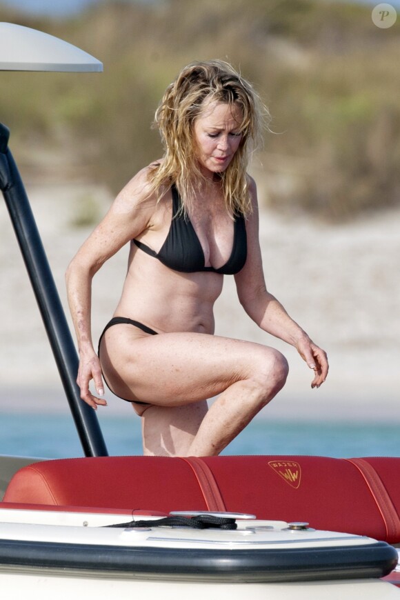 Melanie Griffith en maillot de bain noir sur un yacht à Formentera, le 4 juillet 2019.