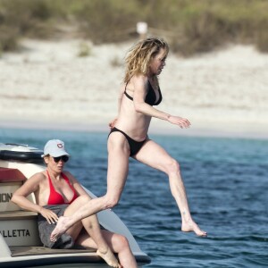 Melanie Griffith en maillot de bain noir sur un yacht à Formentera, le 4 juillet 2019.