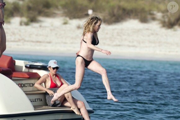 Melanie Griffith en maillot de bain noir sur un yacht à Formentera, le 4 juillet 2019.