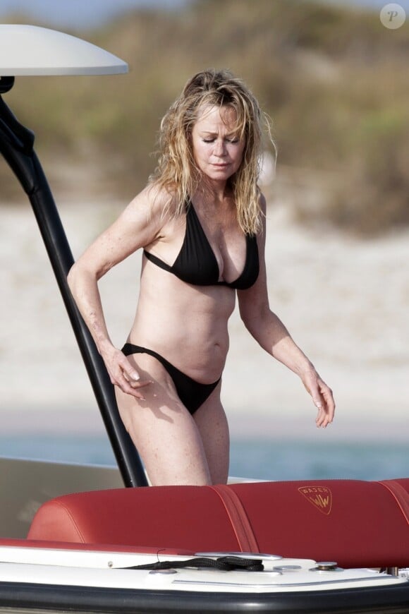 Melanie Griffith en maillot de bain noir sur un yacht à Formentera, le 4 juillet 2019.