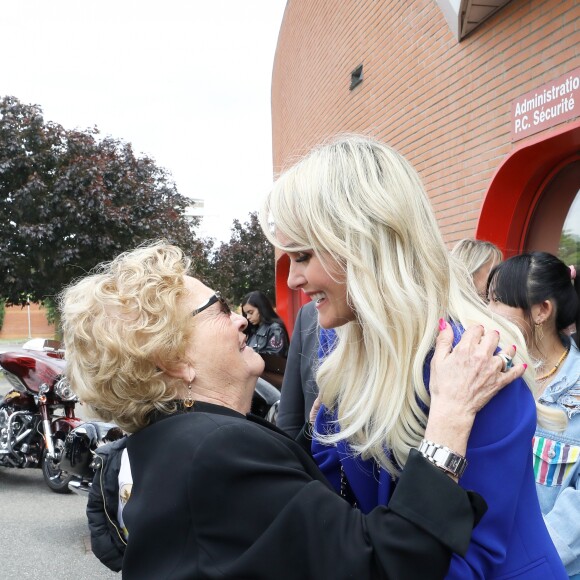 Exclusif - Elyette Boudou (Mamie Rock), Laeticia Hallyday - Laeticia Hallyday et ses filles sont escortées par des bikers pour se rendre à l'Esplanade à Toulouse. A leur arrivée, elles retrouvent Elyette Boudou (Mamie Rock). Elles viennent inaugurer une esplanade portant le nom de Johnny Hallyday située en face du Zénith de Toulouse, le 15 juin 2019, date hautement symbolique puisque le rockeur aurait eu 76 ans. Laeticia porte le pendentif crucifix de Johnny autour du cou. © Dominique Jacovides/Bestimage