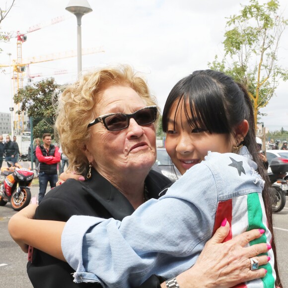 Exclusif - Elyette Boudou (Mamie Rock) et Jade Hallyday - Laeticia Hallyday et ses filles sont escortées par des bikers pour se rendre à l'Esplanade à Toulouse. A leur arrivée, elles retrouvent Elyette Boudou (Mamie Rock). Elles viennent inaugurer une esplanade portant le nom de Johnny Hallyday située en face du Zénith de Toulouse, le 15 juin 2019, date hautement symbolique puisque le rockeur aurait eu 76 ans. © Dominique Jacovides/Bestimage