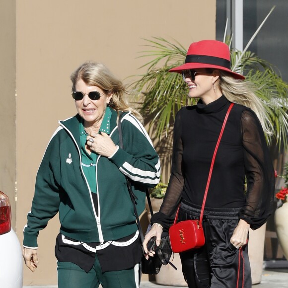 Laeticia Hallyday et sa mère Françoise Thibaut (en survêtements) sont allées déjeuner au restaurant japonais "Sushi Zo" près du Lycée Français à Los Angeles, le 5 février 2019. Elles sont restées 2 heures dans le restaurant. Elles sont ensuite allées chercher la petite Joy à l'école. Laeticia porte des baskets Fendi et un petit sac rouge Yves Saint Laurent.