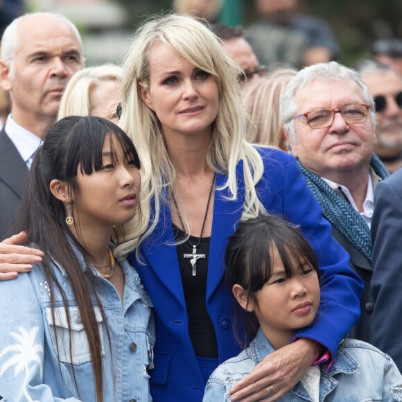 Laeticia Hallyday et ses filles Jade et Joy avec Jean-Luc Moudenc (Maire de Toulouse) inaugurent une esplanade portant le nom de Johnny Hallyday située en face du Zénith de Toulouse, le 15 juin 2019, date hautement symbolique puisque le rockeur aurait eu 76 ans. © Frédéric Maligne/Bestimage