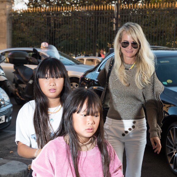 Laeticia Hallyday et ses filles Jade et Joy s'arrête rue de Rivoli pour rendre visite à une amie à Paris le 9 octobre 2018.