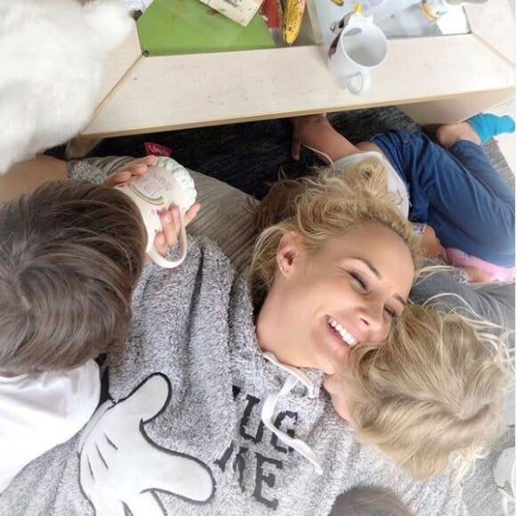 Elodie Gossuin partage des photos de sa famille (Bertrand, son mari et ses 4 enfants) sur son compte Instagram.