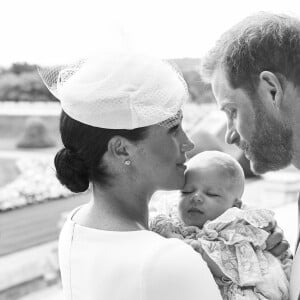 Meghan Markle, duchesse de Sussex, et le prince Harry avec leur fils Archie Mountbatten-Windsor le 6 juillet 2019 lors de son baptême au château de Windsor, photographiés par Chris Allerton devant la roseraie. ©Chris Allerton/SussexRoyal/PA Photos/Bestimage