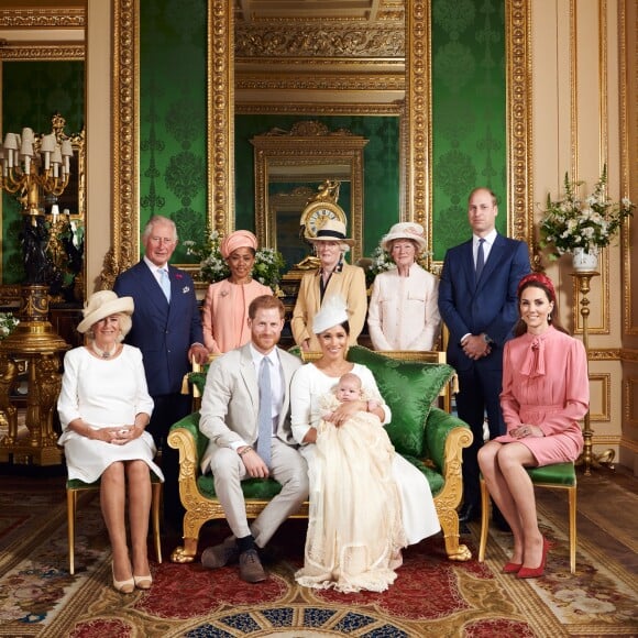 Meghan Markle, duchesse de Sussex, et le prince Harry en famille lors du baptême de leur fils Archie Mountbatten-Windsor le 6 juillet 2019 dans le Salon Vert au château de Windsor, entourés de la duchesse Camilla de Cornouailles, la duchesse Catherine de Cambridge, le prince Charles, Doria Ragland, Lady Jane Fellowes, Lady Sarah McCorquodale et le prince William, photographiés par Chris Allerton. ©Chris Allerton/SussexRoyal/PA Photos/Bestimage