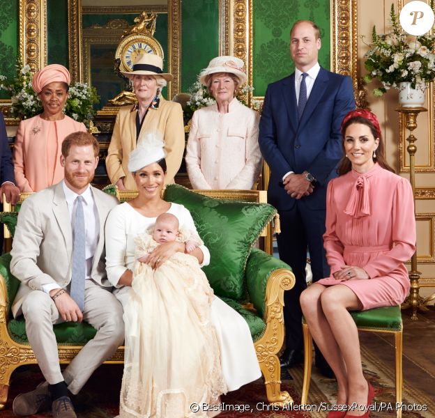 Meghan Markle, duchesse de Sussex, et le prince Harry en famille lors du baptême de leur fils Archie Mountbatten-Windsor le 6 juillet 2019 dans le Salon Vert au château de Windsor, entourés de la duchesse Camilla de Cornouailles, la duchesse Catherine de Cambridge, le prince Charles, Doria Ragland, Lady Jane Fellowes, Lady Sarah McCorquodale et le prince William, photographiés par Chris Allerton. ©Chris Allerton/SussexRoyal/PA Photos/Bestimage