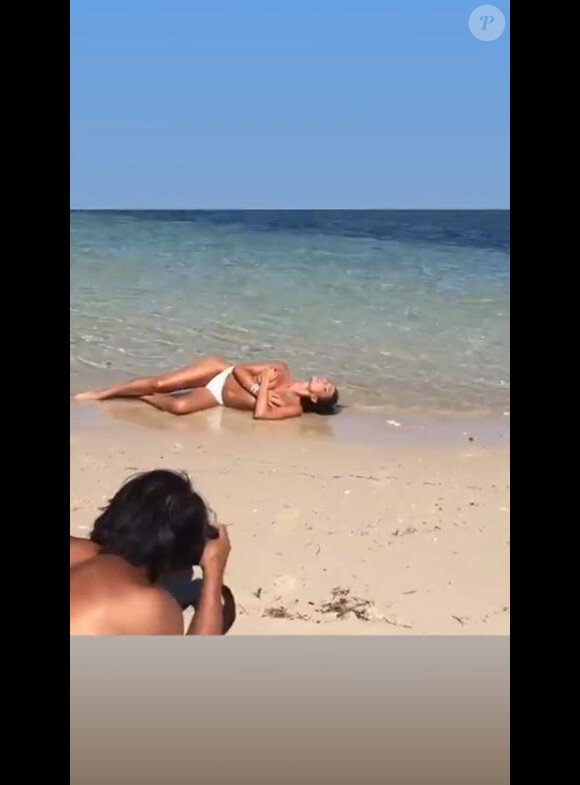 Alice Detollenaere topless pour un shooting à l'Île Maurice le 7 juillet 2019.