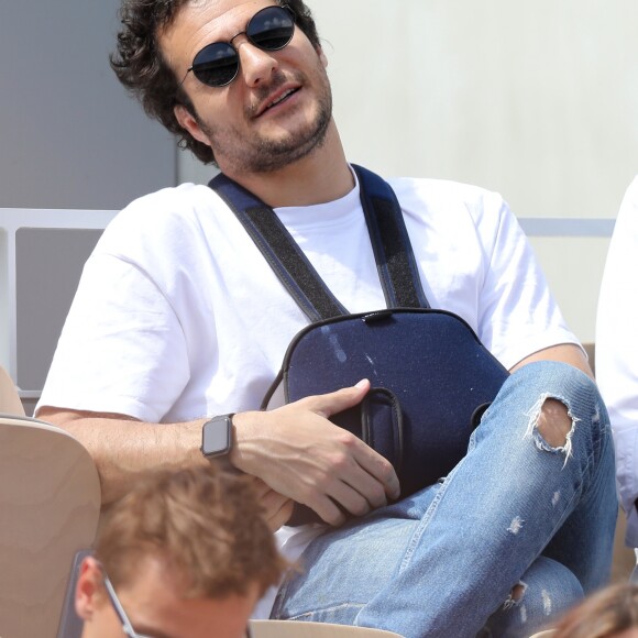 Amir Haddad (le bras gauche dans le plâtre après être tombé de scène pendant un concert à Aubagne) dans les tribunes des internationaux de France de Tennis de Roland Garros 2019 à Paris, France, le 27 mai 2019. © Jacovides-Moreau/Bestimage