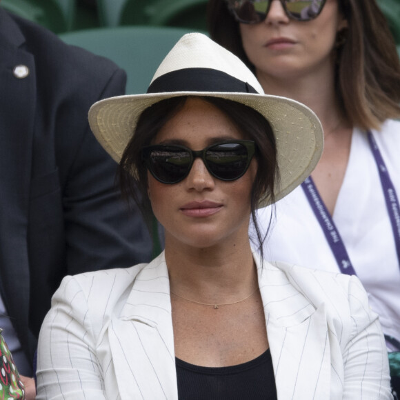 Meghan Markle, duchesse de Sussex, assiste au match "Serena Williams vs Kaja Juvan (2/6 - 6/2 - 6/4)" au Tournoi de Wimbledon 2019, le 4 juillet 2019.