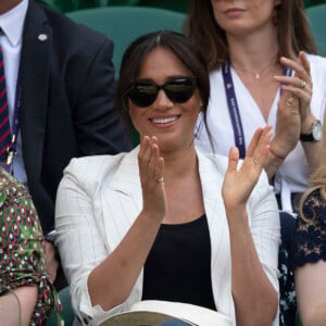 Meghan Markle, duchesse de Sussex, assiste au match "Serena Williams vs Kaja Juvan (2/6 - 6/2 - 6/4)" au Tournoi de Wimbledon 2019, le 4 juillet 2019.