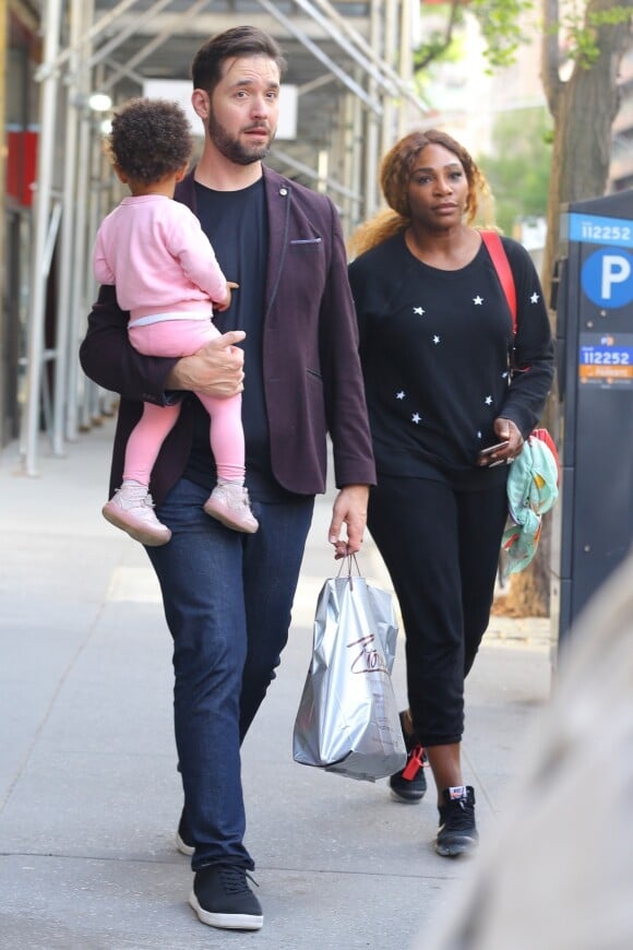 Serena Williams et son mari Alexis Ohanian sont allés se promener à Central Park avec leur fille Alexis Olympia Ohanian Jr à New York, le 7 mai 2019.