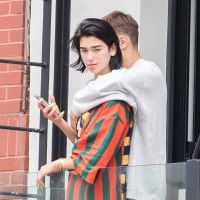 Dua Lipa : Sans maquillage et détendue dans les bras d'Anwar Hadid