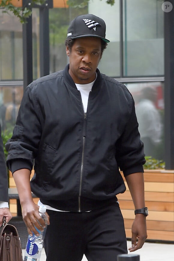 Jay-Z à la sortie des bureaux de la SEC à New York. Le gendarme américain des marchés financiers, la "Securities and Exchange Commission (SEC)", a saisi la justice au sujet du rappeur Jay-Z qu'elle souhaite entendre dans le cadre d'un dossier de manipulations comptables. New York, le 15 mai 2018.