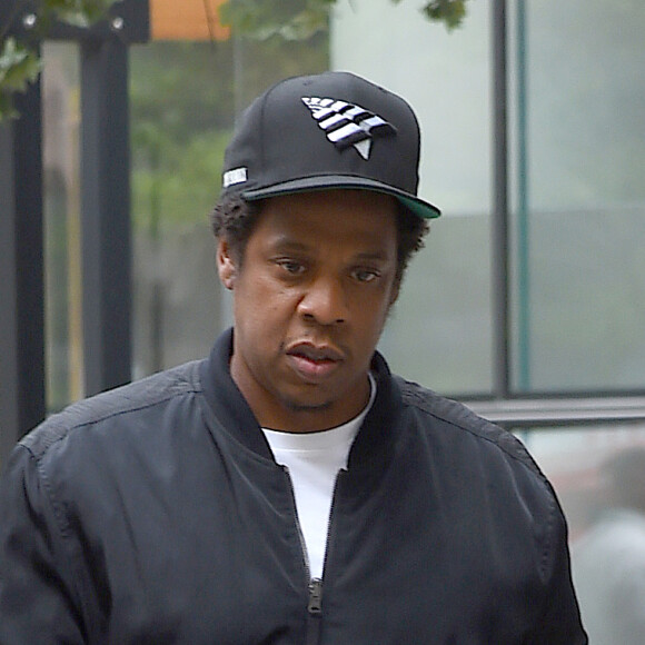 Jay-Z à la sortie des bureaux de la SEC à New York. Le gendarme américain des marchés financiers, la "Securities and Exchange Commission (SEC)", a saisi la justice au sujet du rappeur Jay-Z qu'elle souhaite entendre dans le cadre d'un dossier de manipulations comptables. New York, le 15 mai 2018.