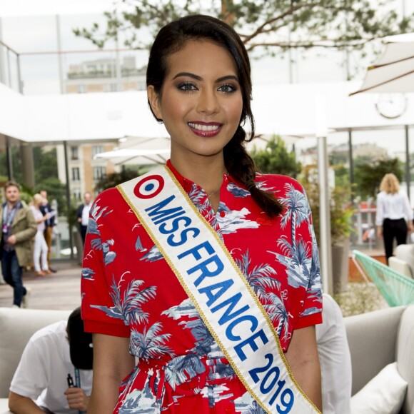 Vaimalama Chaves (Miss France 2019) dans les tribunes lors des internationaux de tennis de Roland Garros à Paris, France, le 4 juin 2019. © Jean-Baptiste Autissier/Panoramic/Bestimage
